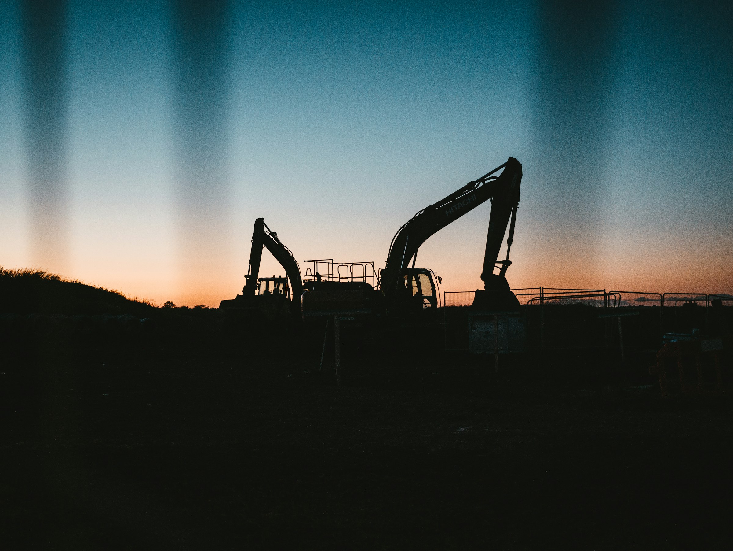 Escavadora em trabalho ao pôr-do-sol